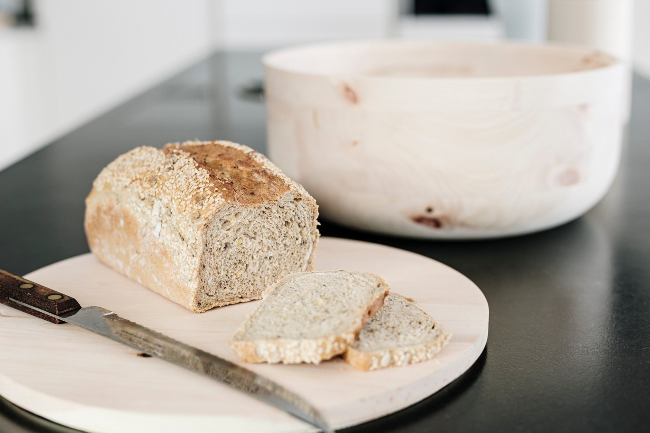 Zirbenholz in der Küche: Schneidebrett, Brotdose, Hygiene